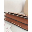 Borsa a tracolla piccola con patta Valentino Garavani Rockstud Marrone