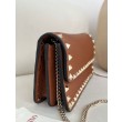 Borsa a tracolla piccola con patta Valentino Garavani Rockstud Marrone