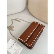 Borsa a tracolla piccola con patta Valentino Garavani Rockstud Marrone
