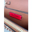 Borsa a tracolla piccola con patta Valentino Garavani Rockstud Marrone