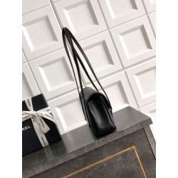 Bora Pari all'originale replica Chanel 26P Preppy Coco Flap AS6130 nera