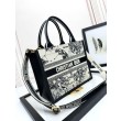 Borsa tote Dior piccola/media Oblique ricamata con stampa animalier bianca
