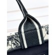 Borsa tote Dior piccola/media Oblique ricamata con stampa animalier bianca