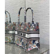 Dior Lucky Media Dior Book Tote Bianco Motivo Dior Night of dreams