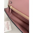 Pari all'originale replica Portafoglio con catena Valentino Garavani Rockstud Rosa