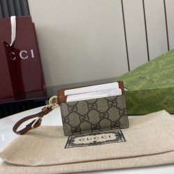 Cloni Porta carte Gucci GG Emblem con cinturino 819121 Marrone firmate