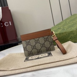 Cloni Porta carte Gucci GG Emblem con cinturino 819121 Marrone firmate