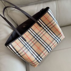 Replica di lusso Borsa tote Burberry Bloomsbury Highlands reversibile media Imitazioni Cloni Borsa tote Burberry Bloomsbury Highlands reversibile media firmate