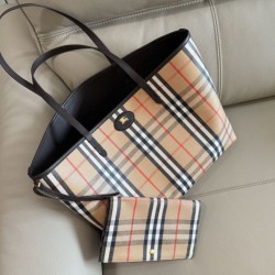 Cloni Borsa tote Burberry Bloomsbury Highlands reversibile media firmate