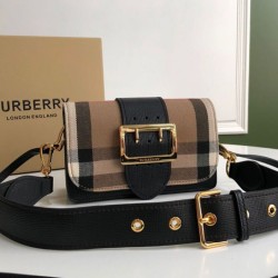 Cloni Borse Firmate Replica a tracolla piccola con fibbia Burberry Nera firmate