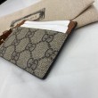 Porta carte Gucci GG Emblem con cinturino 819121 Marrone