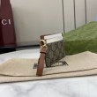 Porta carte Gucci GG Emblem con cinturino 819121 Marrone
