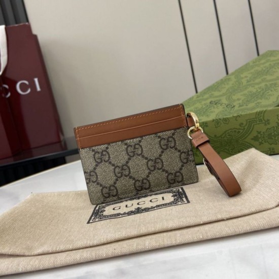 Porta carte Gucci GG Emblem con cinturino 819121 Marrone