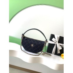 Chanel 26P Clutch con catena AP5094 denim blu scuro