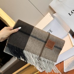 Replica di lusso Sciarpa Loewe double-face cashmere con motivo a scacchi 30 x 180 Imitazioni Cloni Sciarpa Loewe double-face cashmere con motivo a scacchi 30 x 180 firmate