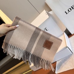 Replica di lusso falso Sciarpa Loewe double-face cashmere con motivo a scacchi 30 x 180 Marrone Imitazioni Cloni falso Sciarpa Loewe double-face cashmere con motivo a scacchi 30 x 180 Marrone firmate