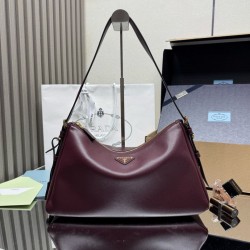 Cloni Borsa a tracolla Prada Aimée media bordeaux firmate