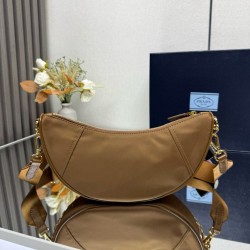 Replica di lusso Borsa a tracolla Prada Re-Nylon Demi-Lune 1BH222 marrone Imitazioni Cloni Borsa a tracolla Prada Re-Nylon Demi-Lune 1BH222 marrone firmate