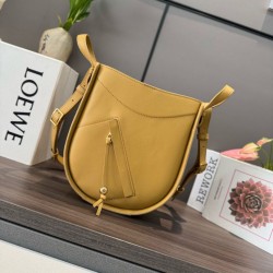 Bora Pari all'originale replica a tracolla Loewe Hammock Slice Giallo