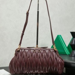 Replica di lusso Pochette Miu Miu Caprice trapuntata nappa 5BF130 Borgogna Imitazioni Cloni Pochette Miu Miu Caprice trapuntata nappa 5BF130 Borgogna firmate