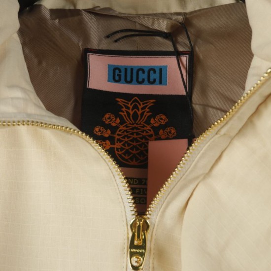 Cloni Giacca Gucci con cappuccio e tasca con cerniera ricamata firmate