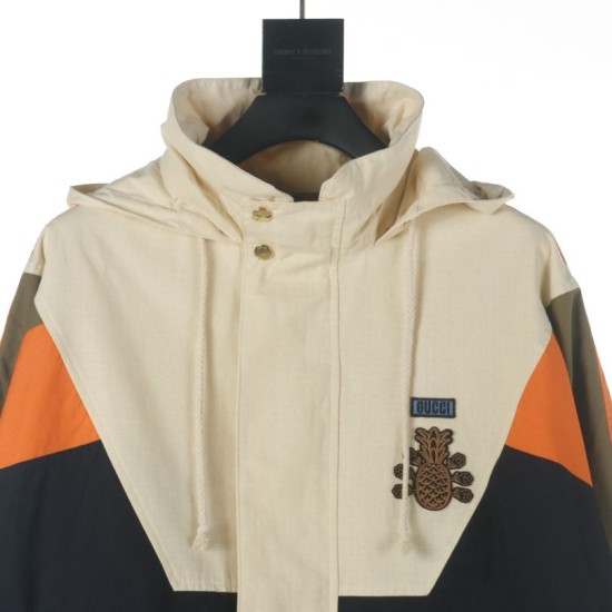 Cloni Giacca Gucci con cappuccio e tasca con cerniera ricamata firmate