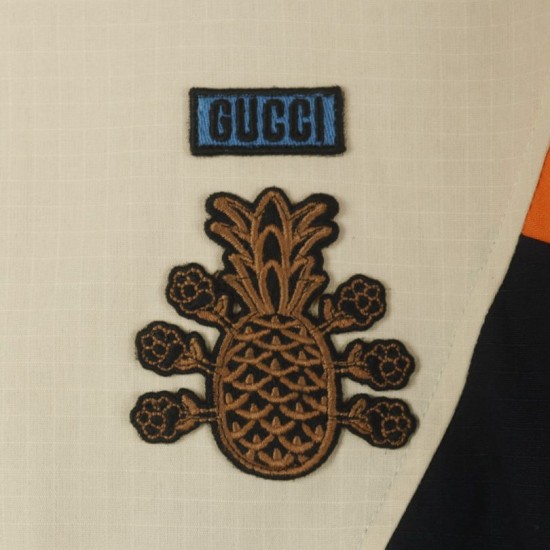 Cloni Giacca Gucci con cappuccio e tasca con cerniera ricamata firmate