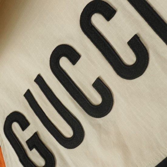 Cloni Giacca Gucci con cappuccio e tasca con cerniera ricamata firmate