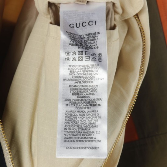Cloni Giacca Gucci con cappuccio e tasca con cerniera ricamata firmate