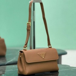 Replica di lusso Borsa a tracolla Prada con patta 1BN022 marrone Imitazioni Cloni Borsa a tracolla Prada con patta 1BN022 marrone firmate