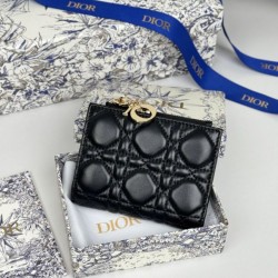 Cloni Qualità superiore replica Portacarte Lady Dior con patta e l'iconica impuntura Cannage Nero firmate