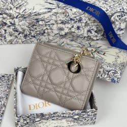 Replica di lusso Qualità superiore replica Portacarte Lady Dior con patta e l'iconica impuntura Cannage Grigio Imitazioni Cloni Qualità superiore replica Portacarte Lady Dior con patta e l'iconica impuntura Cannage Grigio firmate