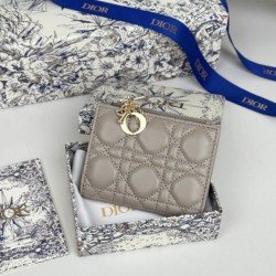 Cloni Qualità superiore replica Portacarte Lady Dior con patta e l'iconica impuntura Cannage Grigio firmate
