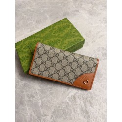 Portafoglio continentale Gucci con emblema GG 821802 marrone