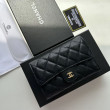 Portacarte Chanel Caviar trapuntato con patta nero e dettagli oro Portacarte Chanel Caviar trapuntato con patta nero e dettagli oro