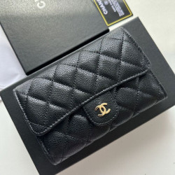 Portacarte Chanel Caviar trapuntato con patta nero e dettagli oro