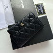 Portacarte Chanel Caviar trapuntato con patta nero e dettagli oro Portacarte Chanel Caviar trapuntato con patta nero e dettagli oro