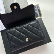 Portacarte Chanel Caviar trapuntato con patta nero e dettagli oro Portacarte Chanel Caviar trapuntato con patta nero e dettagli oro