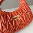 Borsa hobo mini/piccolo Miu Miu Wander Matelasse Arancia
