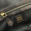 Borse Imitazioni a tracolla Miu Miu Pocket con manico superiore Caffè
