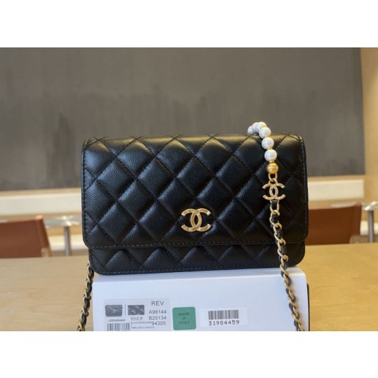 Portafoglio Chanel trapuntato in caviale perlato con catena Woc Nero