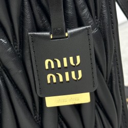 Replica di lusso Borsa tote Miu Miu in pelle nappa trapuntata nera Imitazioni Cloni Borsa tote Miu Miu in pelle nappa trapuntata nera firmate