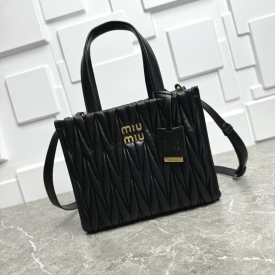 Borsa tote Miu Miu in pelle nappa trapuntata nera