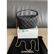 Borse hobo Chanel 25A Caviar Lunch Box Nero