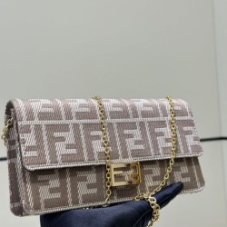 Replica di lusso Portafoglio Fendi con catena, modello Baguette in tessuto jacquard FF marrone Imitazioni Cloni Portafoglio Fendi con catena, modello Baguette in tessuto jacquard FF marrone firmate
