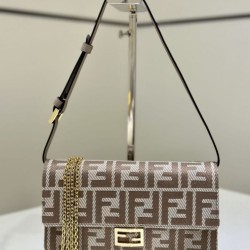 Cloni Portafoglio Fendi con catena, modello Baguette in tessuto jacquard FF marrone firmate