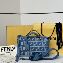 Cloni Borsa a mano media Fendi By The Way morbida blu firmate