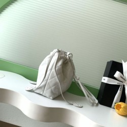 Replica di lusso Borsa a secchiello trapuntata con coulisse Chanel AS5227 bianco Imitazioni Cloni Borsa a secchiello trapuntata con coulisse Chanel AS5227 bianco firmate