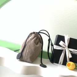 Replica di lusso Borse Alta Qualità a secchiello/hobo Chanel trapuntata con coulisse scamosciata AS5227 Grigio Imitazioni Cloni Borse Replica Alta Qualità a secchiello/hobo Chanel trapuntata con coulisse scamosciata AS5227 Grigio firmate