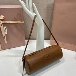 Replica di lusso Pochette compatta in nappa Miu Miu 5NE851 Marrone Imitazioni Cloni Pochette compatta in nappa Miu Miu 5NE851 Marrone firmate